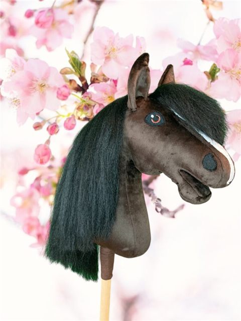 Hobby horse Toffee, donkerbruin met grote bles